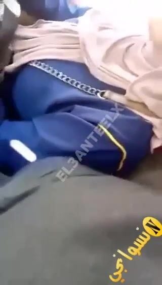 تحرش في اتوبيس شاب هايج يحك زبه في بزاز ست وهي قاعدة سكس مصري xnxx
