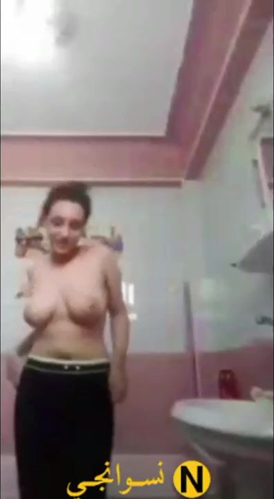 بنت اوزي تقلع في الحمام وتوري حبيبها الحلويات سكس نودز مصري
