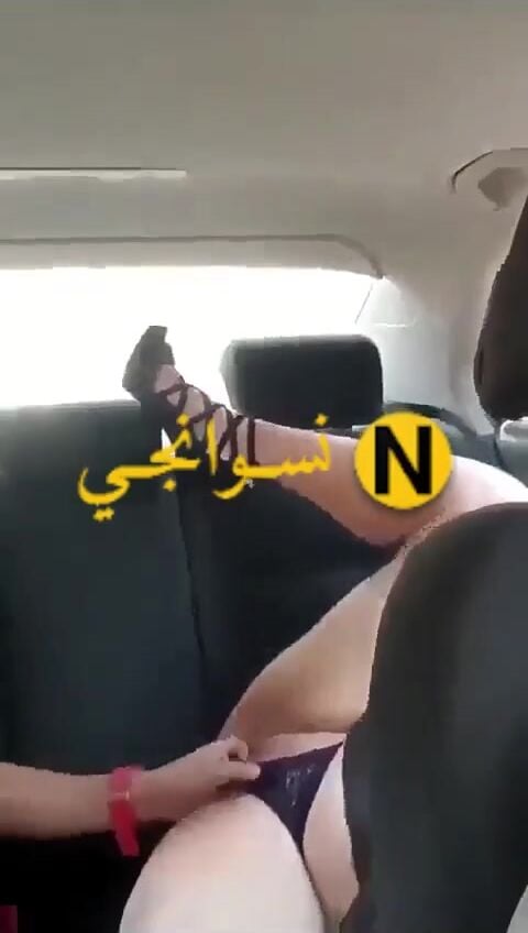 ديوث يسوق السيارة ومراته تتناك من صاحبه ورا سكس مصري xnxx