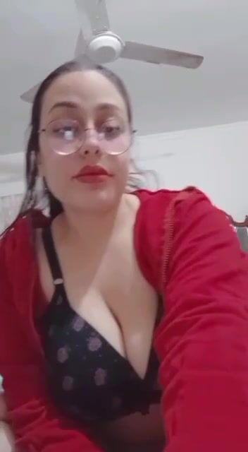 شابة مصرية كيرفي ملبن جسمها فاير تلعب في بزازها وكسها المربرب سكس نودز مصري