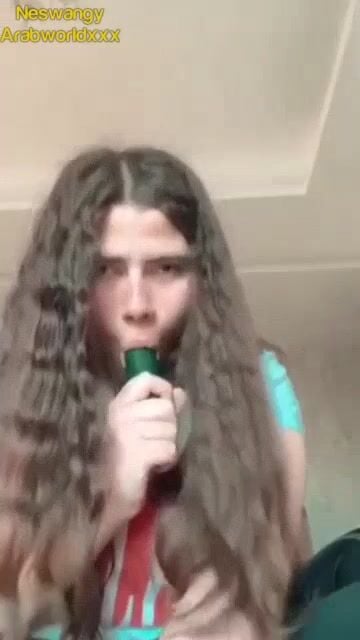 بنت بيضا ملبن تمص خيارة وتقول لحبيبها همص زبك كده سكس نودز مصري