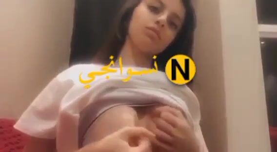 بنت اندر ايدج كيوت هايجة تقفش حلماتها وتهيج حبيبها سكس نودز مصري